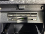 【ETC】有料道路を利用する際に料金所で停止することなく通過できる、ETC車載器(ノンストップ自動料金収受システム機器)が装備されています。セットアップを行うことで利用可能になります。