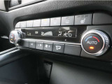 【エアコン/シートヒーター】オート式エアコンは操作性もバッチリ!運転席助手席にはシートヒーターが、座面と背もたれをすばやく温め、寒い時期にも快適な運転環境を提供します。