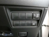 オートマチックハイビーム装備です。先行車や対向車のライトを認識し、ハイビームとロービームを自動で切り替える機能です。夜道の視界を確保します。詳細は販売店スタッフまでおたずねください。