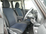 運転席シートリフター(ラチェット式)で、座面の高さも上下に動き、体格にあわせて調整ができます。