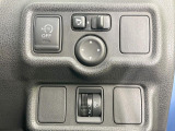 【アイドリングストップ】赤信号や渋滞で停車した際にエンジンを停止し、無駄な燃料の消費を抑えます。燃費向上や環境保護につなげる機能♪エンジンはブレーキを離せば再始動します。