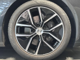 オプション設定の20インチPanamera Aero Designホイールが装着されております。