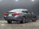 丸型4灯モチーフのLEDリアコンビネーションランプとデュアルマフラーがリアビューを引き締め、力強い走りを予感させます。