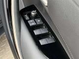 【パワーウィンドウ集中スイッチ】運転席のパワーウィンドスイッチ位置には運転以外の窓の開閉・ロック機能も付いています