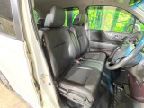 運転席まわりには十分なスペースがあり、大柄な方でもゆったり運転していただける環境です。