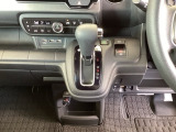【eコンスイッチ】低燃費運転をサポートするECONモード。スイッチをONすると、エンジンやトランスミッション、A/Cなどを協調制御し、燃費の向上に貢献。エコドライブの効果を高めます。