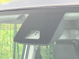 【スマートアシスト】走行中に前方の車両等を認識し、衝突しそうな時は警報とブレーキで衝突回避と被害軽減をアシスト。より安全にドライブをお楽しみいただけます。