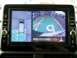まるで空から見下ろしたかのような映像を映し出すアラウンドモニターだから、車庫入れもラクラクです!