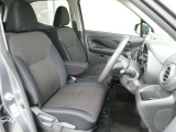 運転席シートリフター(ラチェット式)で、座面の高さも上下に動き、体格にあわせて調整ができます。