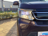 【LED・HIDヘッドライト】 ハロゲンヘッドライトに比べて大光量で、遠方視認性を向上させてくれる為、悪天候や夜間の運転をより安全にサポートしてくれます