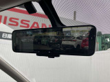 インテリジェントルームミラー☆車両後方のカメラ映像をミラーに映し出すので、後席の人や荷物に邪魔されず、後方がくっきり見えます◎夜間や悪天候でもクリアな視界を確保できます!