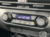 【オートエアコン】一度お好みの温度に設定すれば、車内の温度を検知し風量や温度を自動で調整。暑い&hellip;寒い&hellip;と何度もスイッチ操作をする必要はありません。快適な車内空間には必須の機能ですね♪