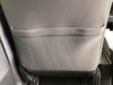 前席背面に、収納ポケットが付いています。