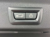 MINIの運転席操作部は、中央に構えるディスプレイが最大の特徴です。航空機を思わせるトグルスイッチなど、直感的で遊び心のあるメカニカルな操作感が、ゴーカートのような走りの高揚感を高めます。