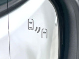 【ブラインドスポットモニター】走行中、ドアミラーの死角になりやすい箇所に後続車が接近するとサイドミラーのレンズに警告を表示!ドライバーに注意喚起をしてくれます。