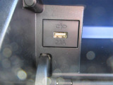 ステアリング奥にあるUSB電源