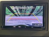 【バックカメラ】駐車時に後方がリアルタイム映像で確認できます。大型商業施設や立体駐車場での駐車時や、夜間のバック時に大活躍!運転スキルに関わらず、今や必須となった装備のひとつです!