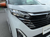 LEDヘッドライトは明るく暗い道も安心です。ロービームとハイビームを自動で切り替えてくれて便利なハイビームアシスト機能付き。