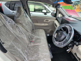運転席はこちらです。プライベートな車内なのでリラックスできる空間を。