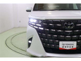 力強い眼差しを印象づけるLEDヘッドランプ(ハイ・ロー)、クリアランス、フロントターンなどの機能を一体化した、高級感溢れる大型コンビネーションランプ。異形3眼LEDにより、夜間の視認性をさらに確保しま