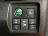 Hondaセンシング用の、VSA(ABS+TCS+横滑り抑制)解除と路外逸脱抑制機能のオンオフスイッチなどはハンドルの右側に装備しています。燃費に役立つECONボタンもここです。