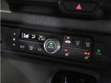 【オートエアコン】温度を設定すれば自動で快適な車内温度を保ちます。エアコン内部の高性能脱臭フィルターで車内のアレルゲンや花粉を除去。