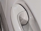 【スマートキー】車両のキーをカバンやポケットに入れたまま、お車の開閉が可能で御座います。お車の前に立ってキーを探す必要が御座いません。