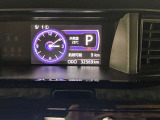 視認性に優れたメーターを採用しており、走行中でも車速や情報が分かりやすく表示されます。運転時の視線移動をむりのない範囲に抑え、快適で安心感のあるドライブをサポートします。