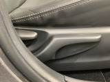 シートハイトアジャスターが付いているので運転姿勢を調整するのに便利ですね。身長に合ったシートポジションは安全運転や疲労軽減にもつながります。