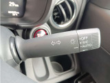 オートヘッドライト標準装備です。車外の明るさに応じて自動的にヘッドライトの点灯・消灯をしてくれます。