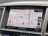 2画面モニターの上段には、VICS交通情報に対応した地図画面をクッキリと表示。視線移動を最小限に抑え、初めての場所でも安心してドライブを楽しめます。