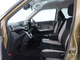 大きすぎず、小さすぎず、運転もしやすくシートアレンジも多彩で、どの世代の方にも気に入っていただけるお車です♪