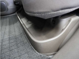 ◆リアシートアンダートレー◆濡れた傘や置靴などをすっきりとしまえる大型のトレー。取り外して、手軽にお手入れもできます。