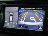 【アラウンドビューモニター&バックモニター】クルマを真上から見下ろしているかのような映像が表示され、周囲の状況がひと目で把握できるので、安心してスマートに駐車できます。駐車が苦手な方にオススメです!