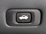 ボタン一つでトランクオープンが可能!車内から操作できる為、非常に便利な装備の一つとなります!
