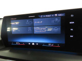 BMWカーブド・ディスプレイは、必要な情報をひと目で把握できるだけでなく、BMW iDriveの主要なインターフェイスとしてさまざまな機能の直観的な操作を可能にしています。