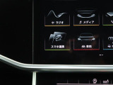 スマートフォンとAudiをUSBケーブルを介し接続。AppleのCarPlayやAndroid Autoのアプリを通じて、スマートフォンのコンテンツをMMIディスプレイに表示します。