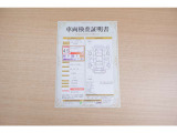 【車両検査証明書】店頭にてクルマの状態が一目で分かる検査証明書を公開中。トヨタ認定検査員が厳しく査定し、状態を点数と図解で表示しています。修復歴はもちろん、傷やヘコミの箇所や程度がご確認いただけます。