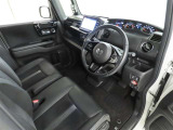 シンプルで使いやすいデザインの運転席です。