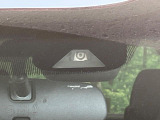 【ホンダセンシング】走行中に前方の車両等を認識し、衝突しそうな時は警報とブレーキで衝突回避と被害軽減をアシスト。より安全にドライブをお楽しみいただけます。