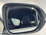 ブラインドスポットモニター(BSM)を装備しています。隣を走る車両が死角に入るとミラー内LEDインジケーターが点灯。さらに、ウィンカーを出すとインジケーターが光って点滅して注意を促してくれます。