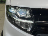 【LEDヘッドライト】悪天候や夜間走行時も良好な視界を確保し安心して運転できる高輝度LEDヘッドライトを装備!点灯速度が早く、消費電力も抑えられています。