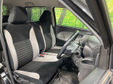 運転席まわりには十分なスペースがあり、大柄な方でもゆったり運転していただける環境です。