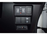 両側電動スライドドアです。ハンドル付近に開閉スイッチがあるので、運転席からも操作が可能です。