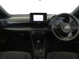 運転席・助手席を入れたインストルメントパネル全体画像です。