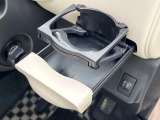 ドリンクをしっかり固定してくれるので、運転中も安心!毎日のドライブを快適にしてくれる便利アイテムです。