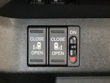 リアドアは乗り降りに便利な両側電動スライドドアです。また運転席に座っていながらスイッチ操作で自在にスライドドアを開け閉めできます。