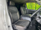 運転席シート廻りは使用感も少なく、良好な状態となっています。丁寧に使われていたことがよくわかりますね。