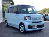 狭い駐車場でも、スライドドアならチャイルドシートへのお子さまの乗降や荷物の積載もスムーズ。とても便利な【助手席側。電動スライドドア】ドアハンドを少し引くだけでリアドアが自動開閉します。