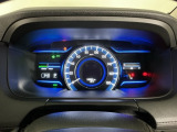 メーターの横に液晶カラーディスプレーを装備。航続可能距離等の情報やHonda SENSINGの注意・警告を表示します!